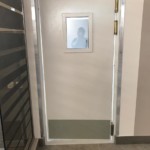 Маятниковая металлическая дверь в гостиницу. Открывается в обе стороны на 90 градусов. Маятниковая металлическая дверь в гостиницу. Открывается в обе стороны на 90 градусов. Изготовлена на заказ компанией "Невский Дом"©